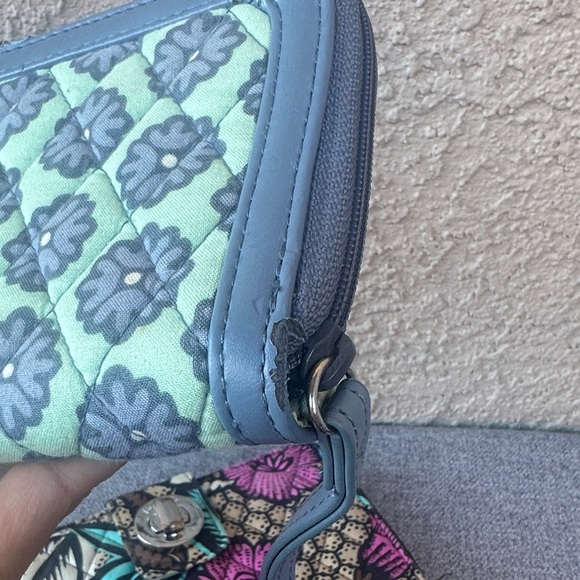 𝓿𝓔𝓡𝓐 𝓑𝓡𝓐𝓓𝓛𝓔𝓨 Floral Patterned Women's Wallet bundle (some callouts) - Picture 13 of 14